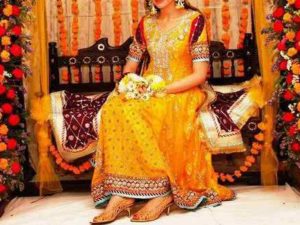 Bride sitting weaing her mehndi dress