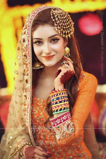 Bridal mehndi hairstyle with jhoomar