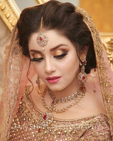 Light eye shadow Pakistani bridal makeup